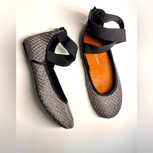 Bernie Mev Monica gunmetal/black ballerina strap flats with back zipper size 40